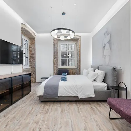 Kalelarga I Sveti Lovre Задар